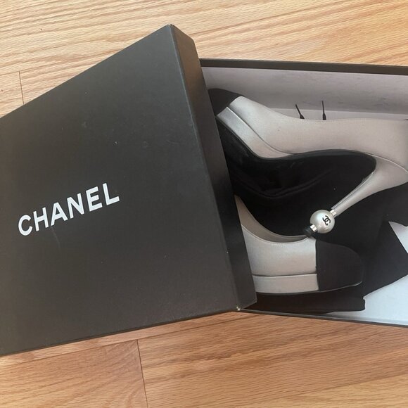 CHANEL Black Leather Satin Pumps Heels - Picture 4 of 15